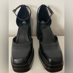 Excellent condition only worn once! Wild Fable Mary Jane Heels size 8 sfh